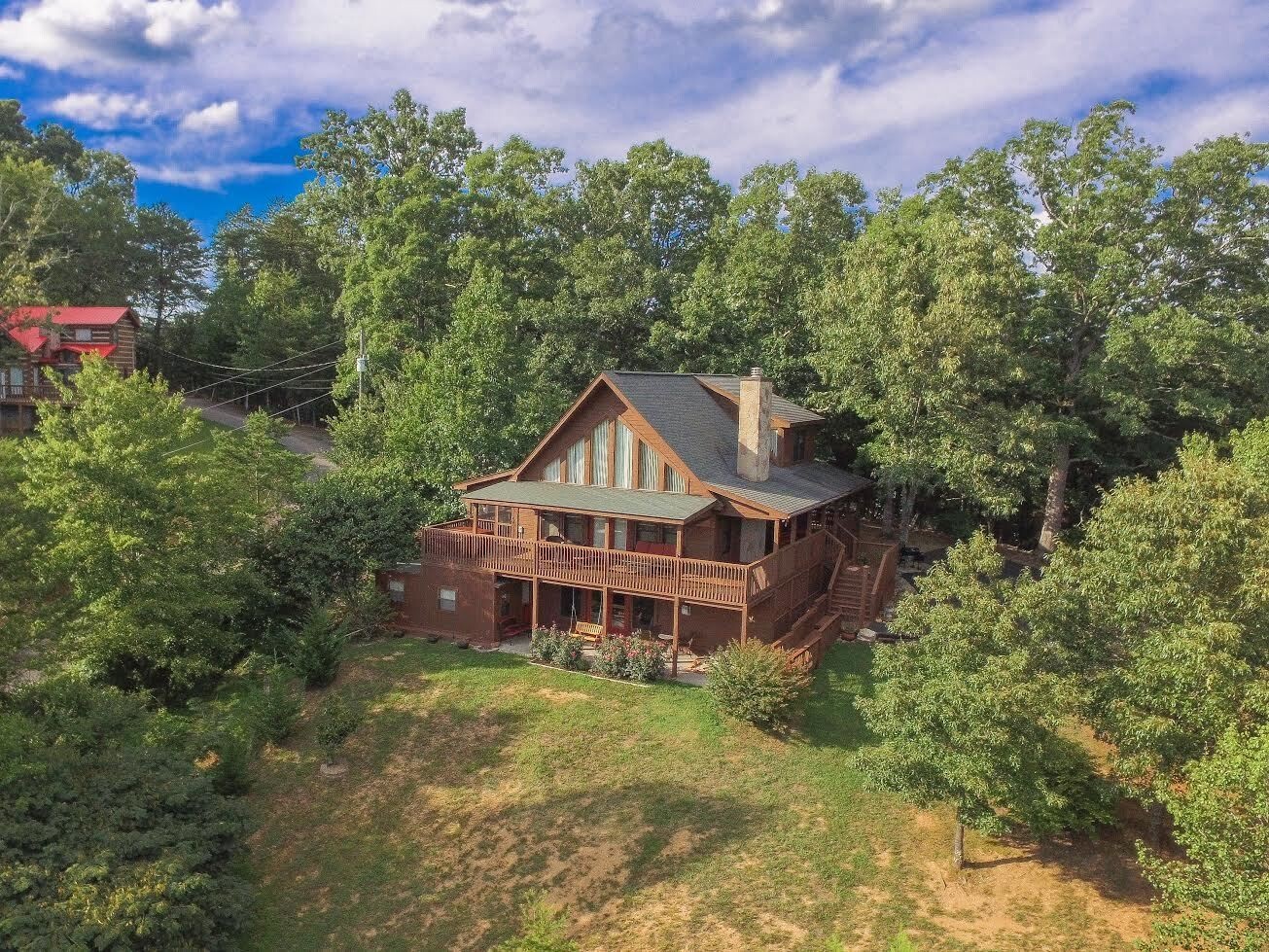 Smoky Mountain Splendor Sevierville TN, 2 BR, 3 bath, wrap around porch 2/3 acre