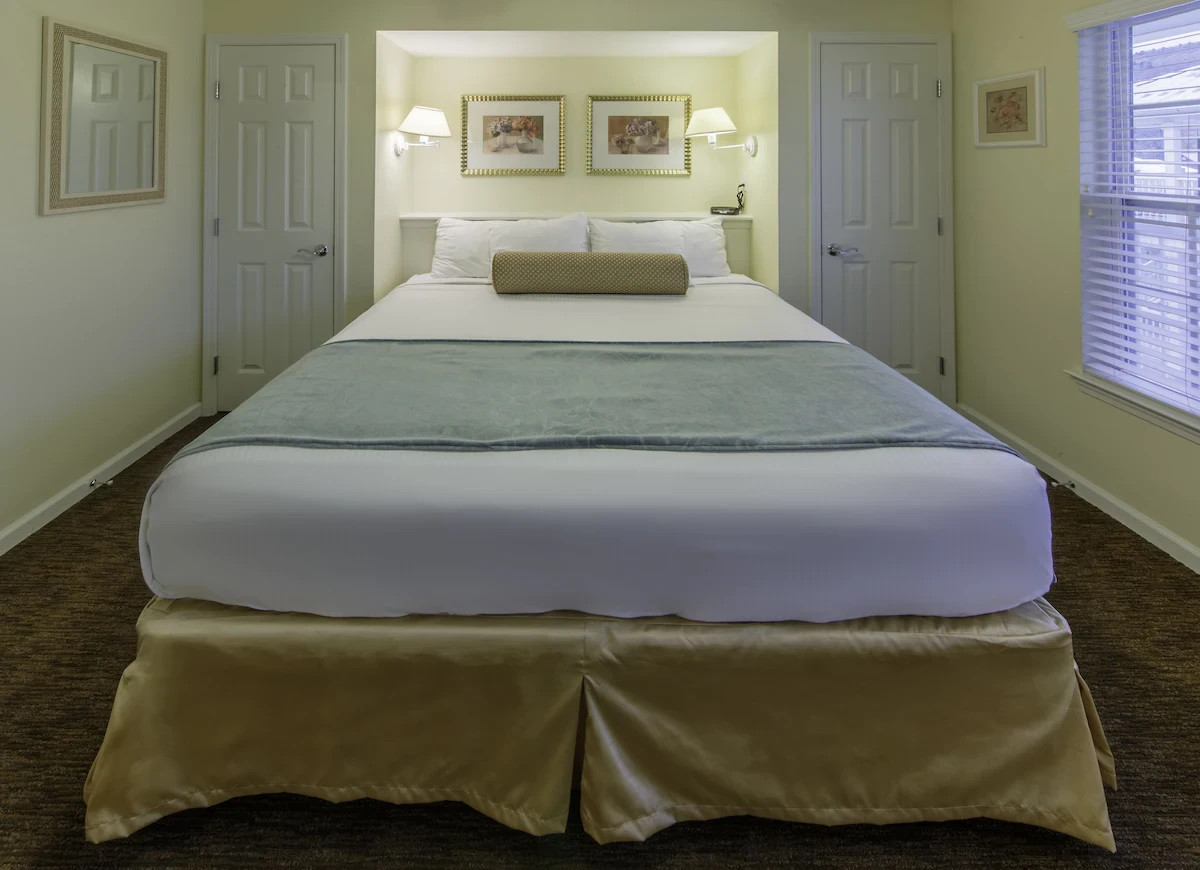 Welcome to Holiday Inn Club Vacations Oak ‘n Spruce Resort, South Lee, MA
