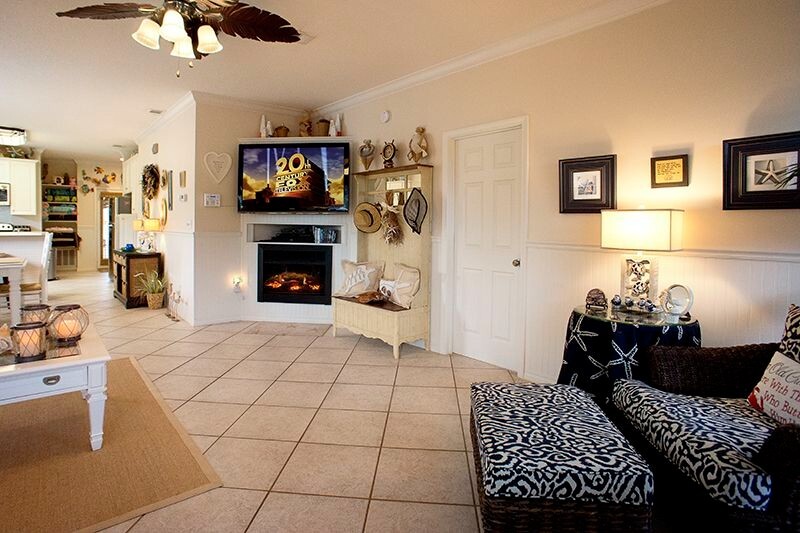 Vacation Rentals Destin FL3 bed, 2 bath private pool golf cart 2 blocks to beach