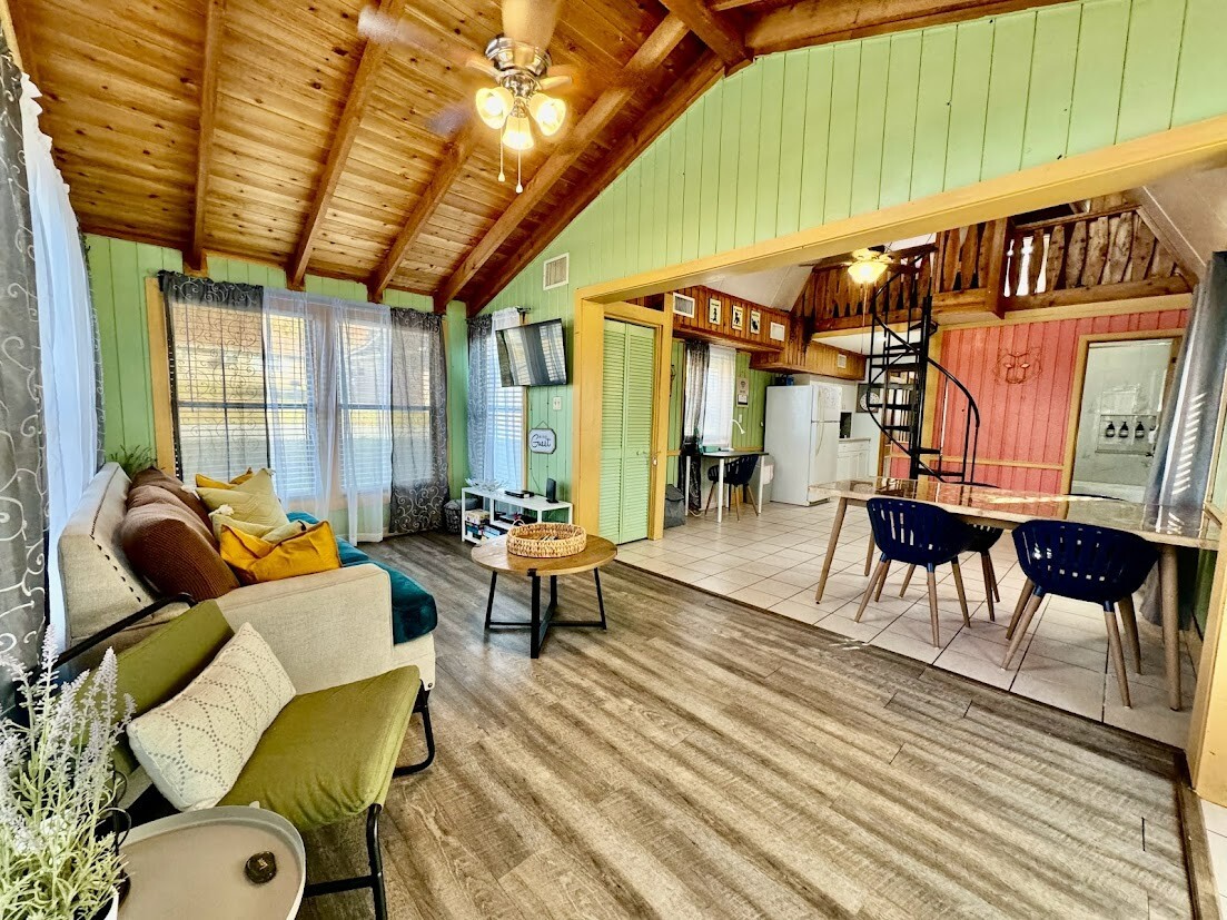 5 Night Stay In Vacation Community on Lake Louisa 25 Mins to Disney!