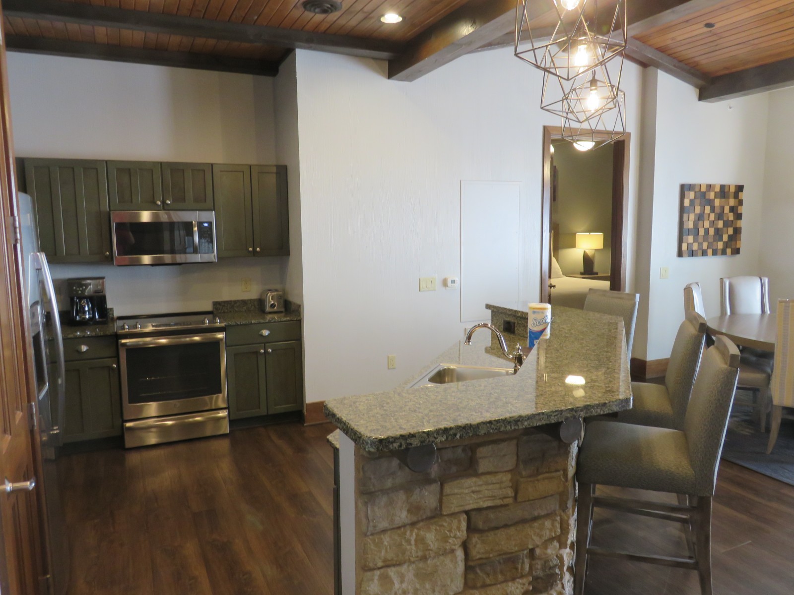 Wyndham Glacier Canyon, Wisc Dells, 4BR presidential, 3nts, April 21-24
