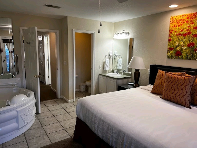 Branson, Missouri- 4 days/3 nights Grand Crowne Resort -2 Bedroom Villa 6 Guests