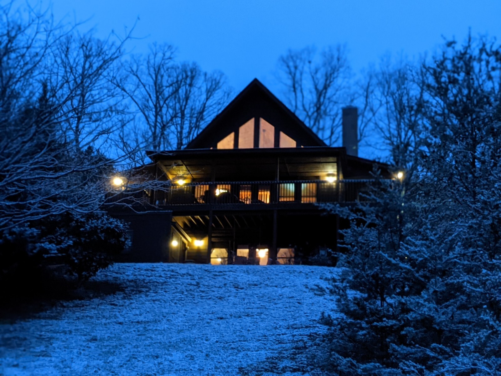 Smoky Mountain Splendor Sevierville TN, 2 BR, 3 bath, wrap around porch 2/3 acre