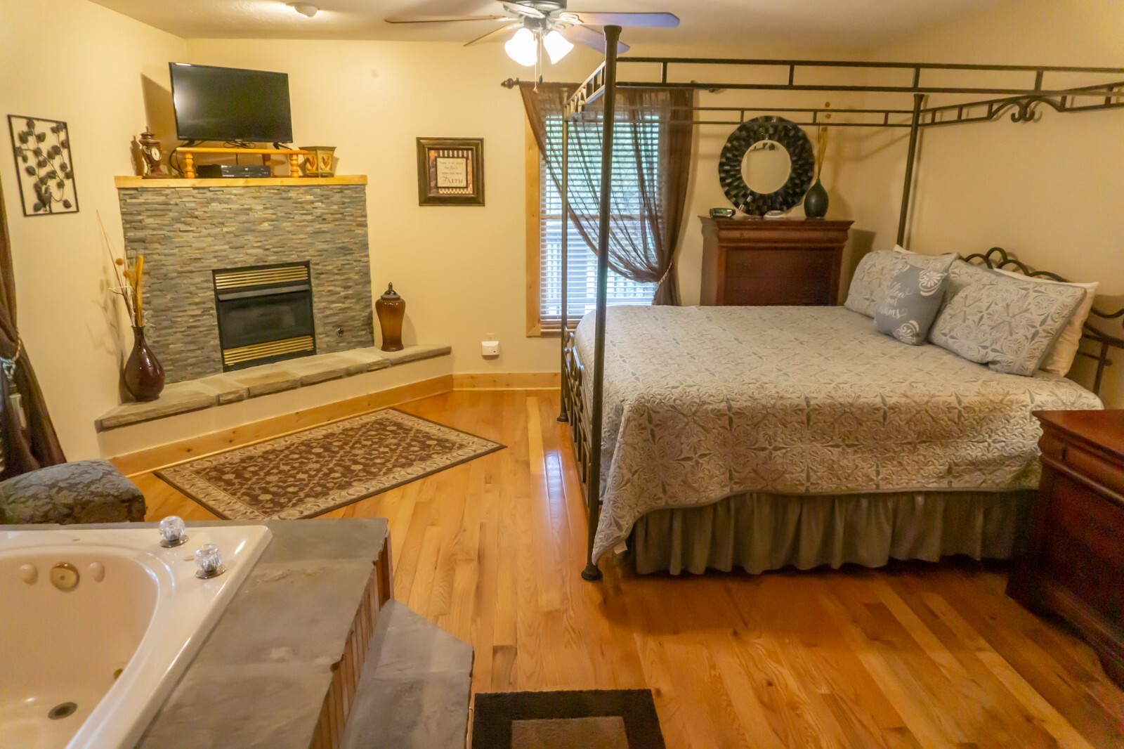 Smoky Mountain Splendor Sevierville TN, 2 BR, 3 bath, wrap around porch 2/3 acre