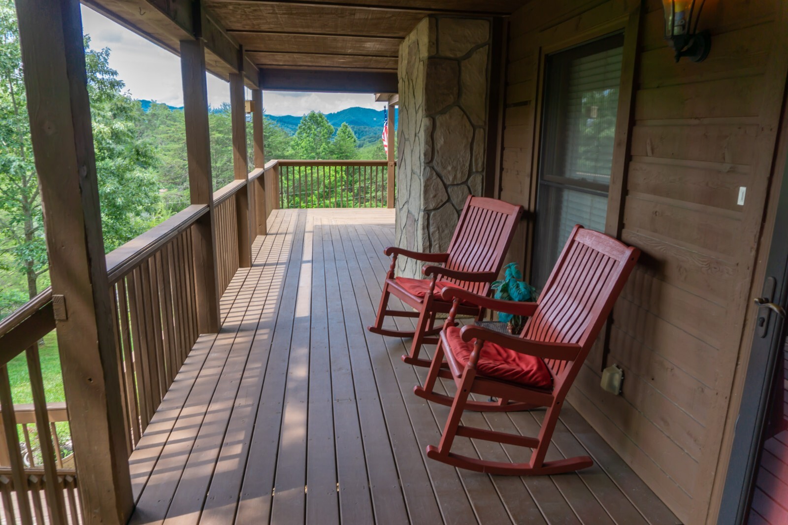 Smoky Mountain Splendor Sevierville TN, 2 BR, 3 bath, wrap around porch 2/3 acre