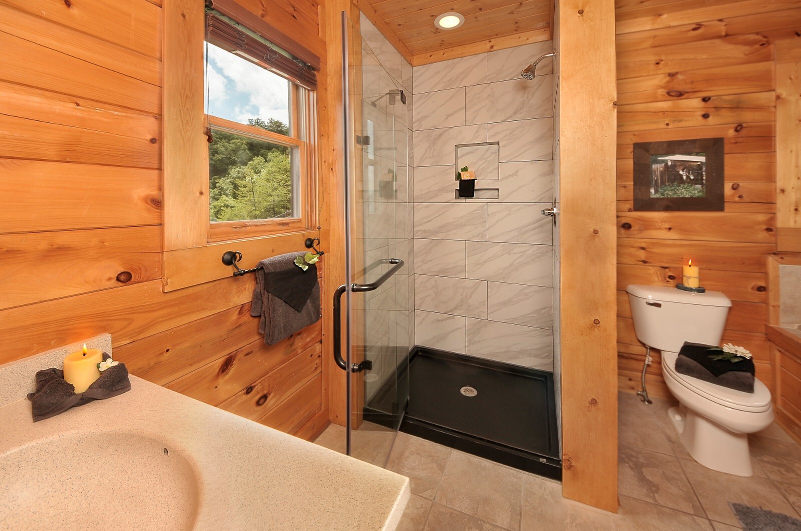 Kiss the Clouds Sevierville, TN, 1 BR 2 Bath, 4 large decks