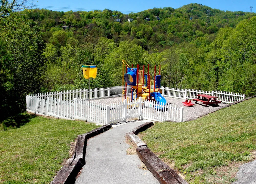 JUNE WEEKS -Laurel Point Resort Smoky Mountains!~ Gatlinburg, TN 2BR/SLPS 6