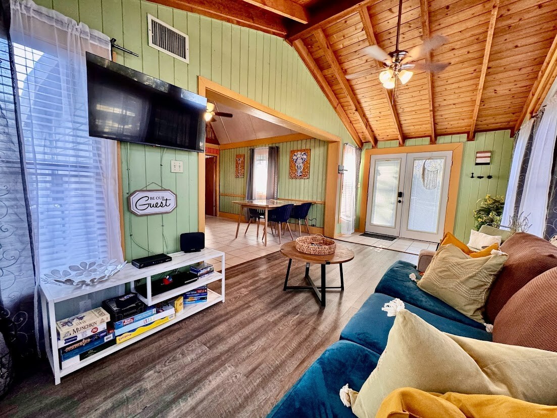 5 Night Stay In Vacation Community on Lake Louisa 25 Mins to Disney!