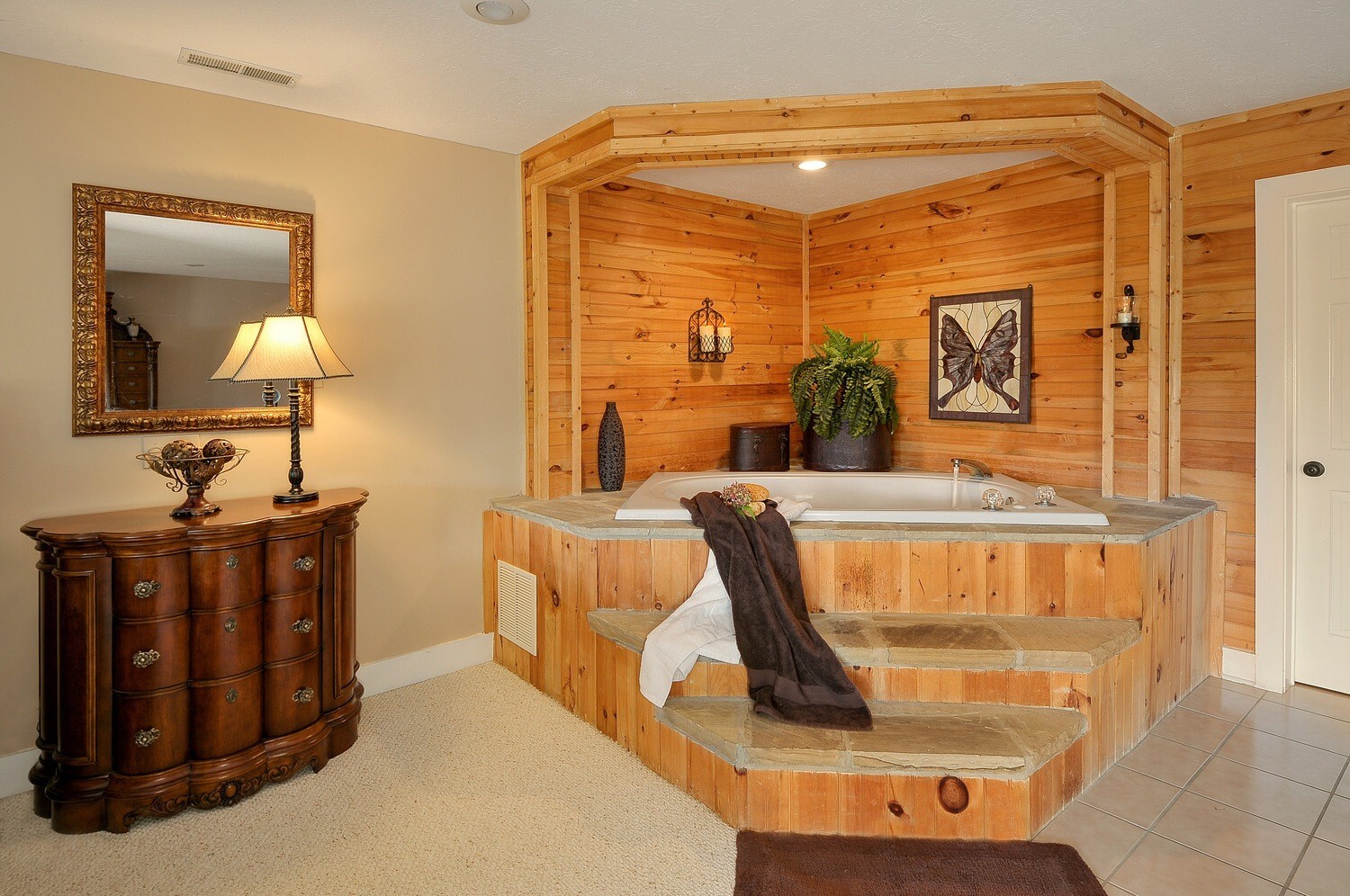 Smoky Mountain Splendor Sevierville TN, 2 BR, 3 bath, wrap around porch 2/3 acre