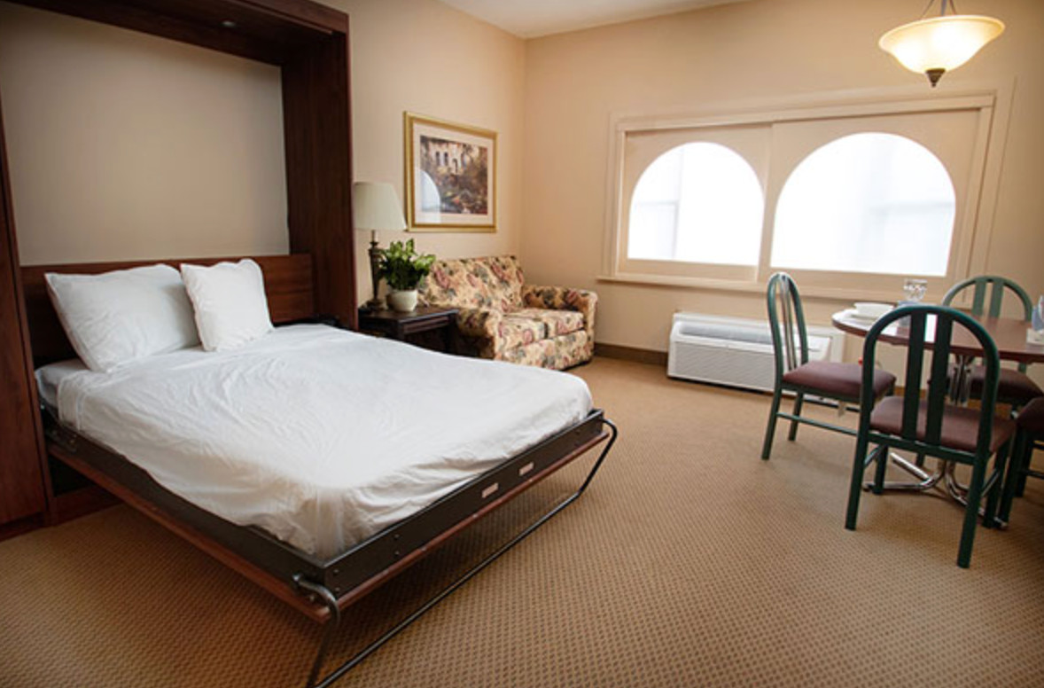 Carriage House ~ Pocono Manor, PA ~ Studio/Sleeps 2 ~ 7Nts JUL/AUG/SEPT 2026