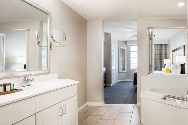 WYNDHAM OCEAN WALK DAYTONA BEACH, 2BR DELUXE 1237 SQ FT SLEEPS 8, 5 NIGHTS 5/2-7