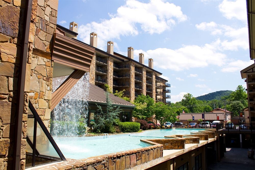 GATLINBURG TOWN SQUARE, JULY 3-10, 3 BEDROOM PENTHOUSE SLEEP 8, 4TH OF JULY