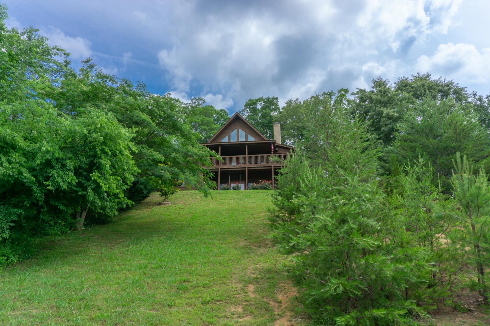 Smoky Mountain Splendor Sevierville TN, 2 BR, 3 bath, wrap around porch 2/3 acre
