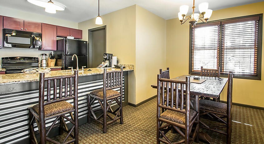 CHRISTMAS MOUNTAIN, WISCONSIN DELLS, 2 BEDROOM TIMBER, SLEEPS 6, JULY 6-9