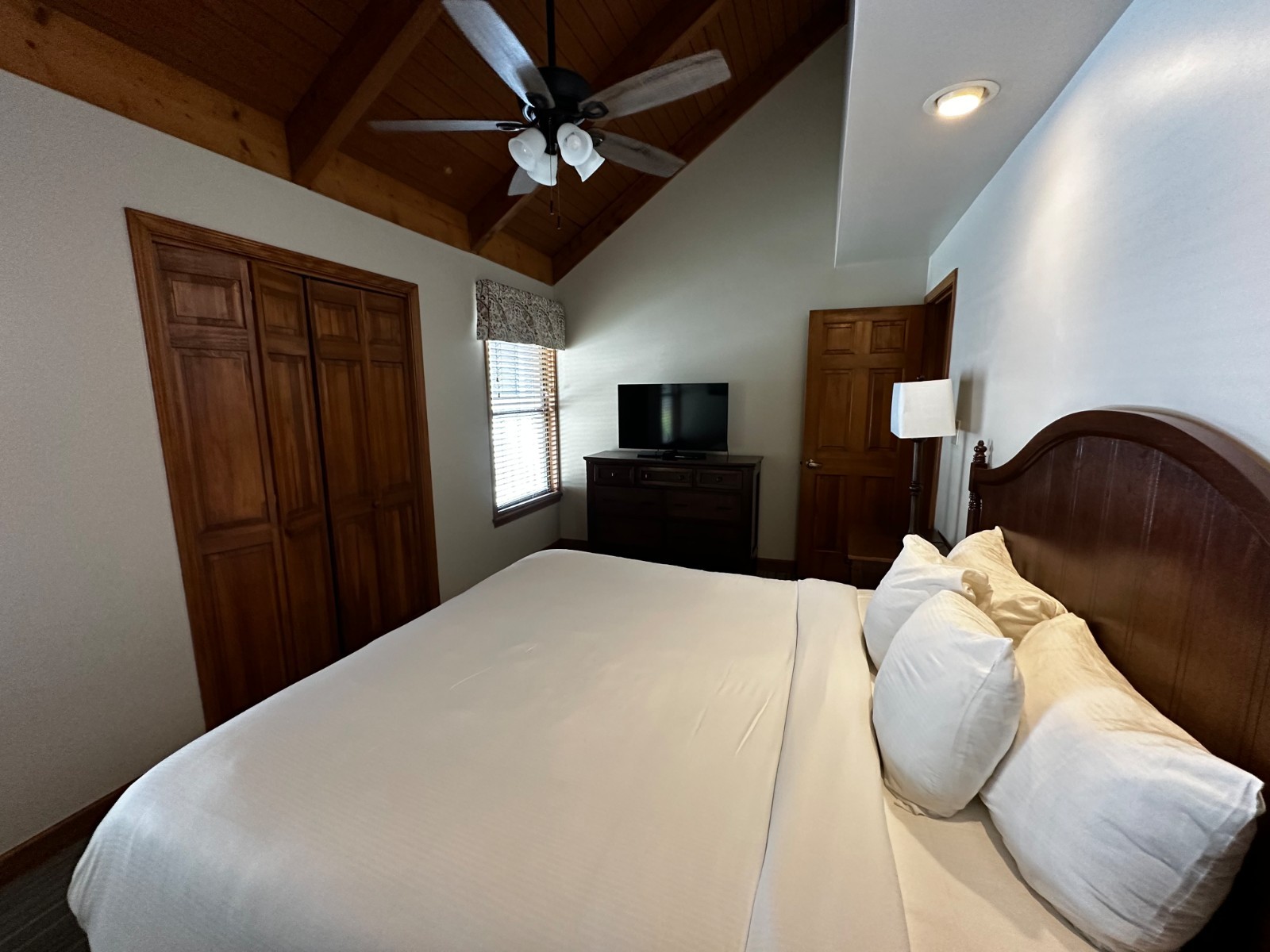 2 bdrm cabin w loft, 4nts, in Gatlinburg, TN at Mountain Loft Resort, JUNE 22-26