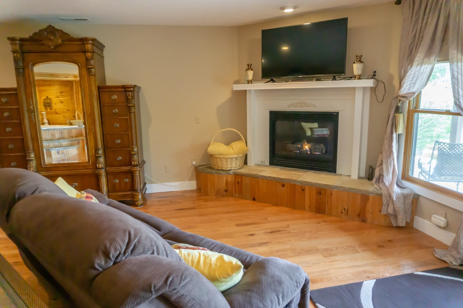 Smoky Mountain Splendor Sevierville TN, 2 BR, 3 bath, wrap around porch 2/3 acre