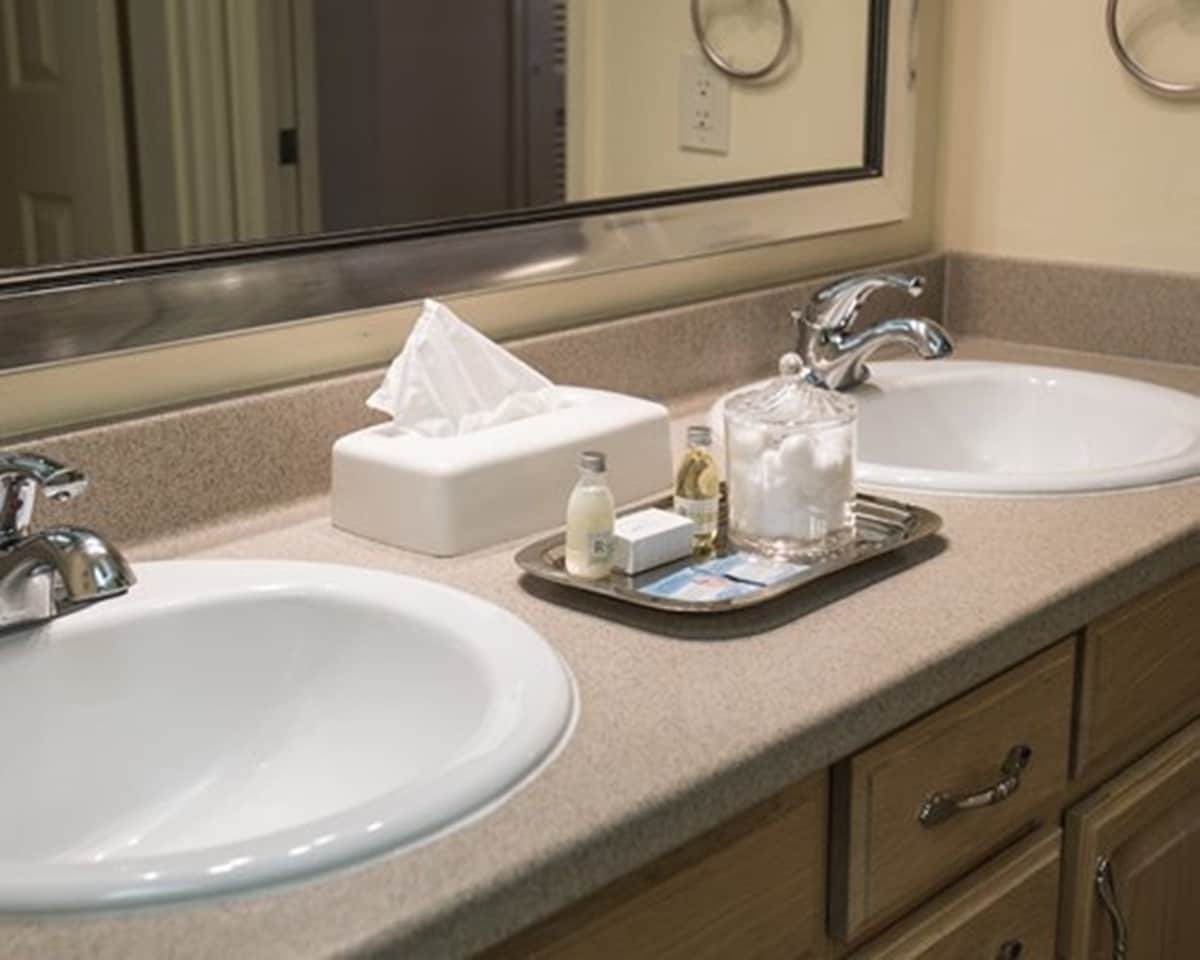 LAKETAHOE !Sleeps 6, living, dining,kitchen between Lake-slopes, near all!6/7-13