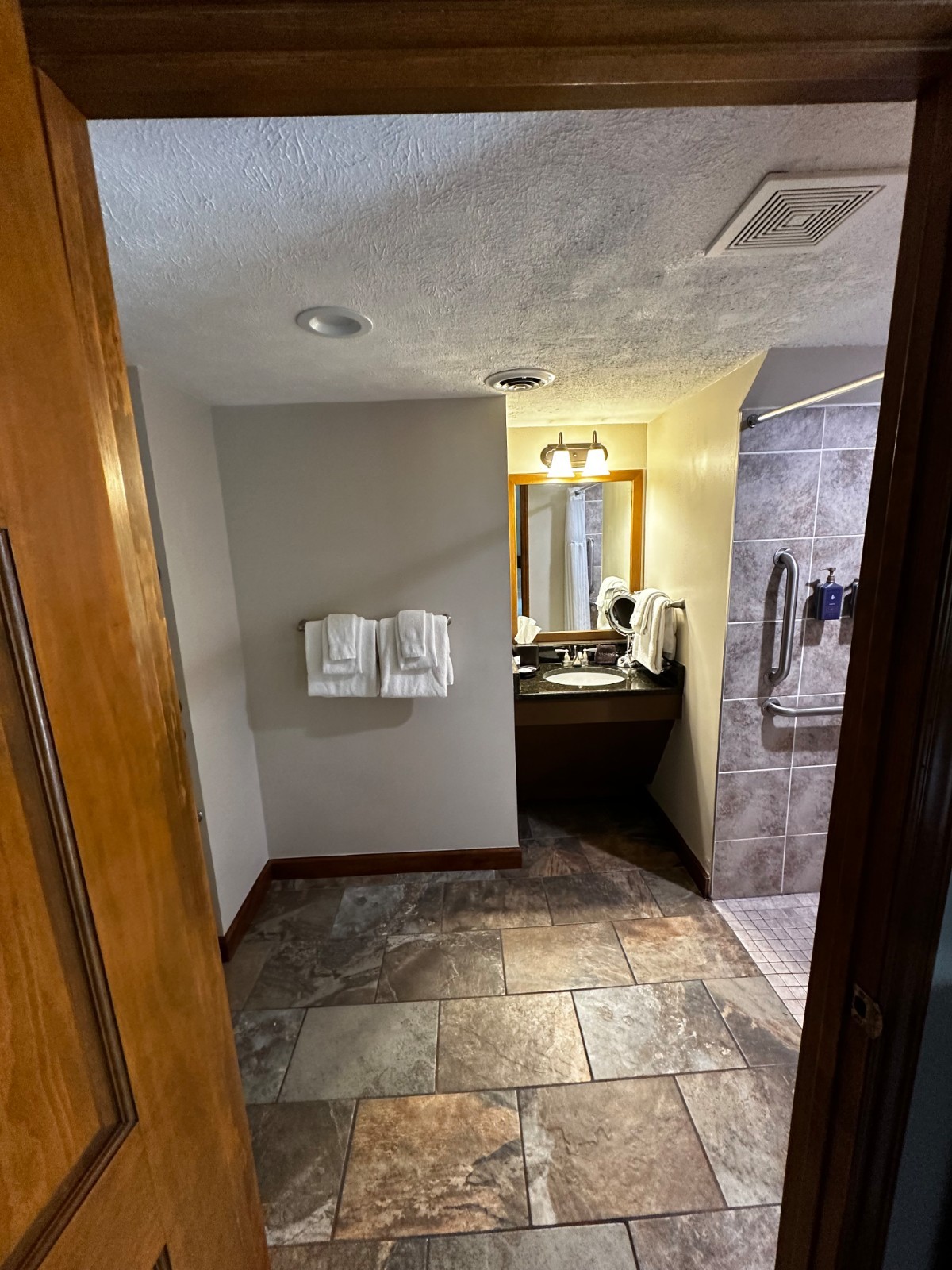 2 bdrm cabin w loft, 4nts, in Gatlinburg, TN at Mountain Loft Resort, JUNE 22-26