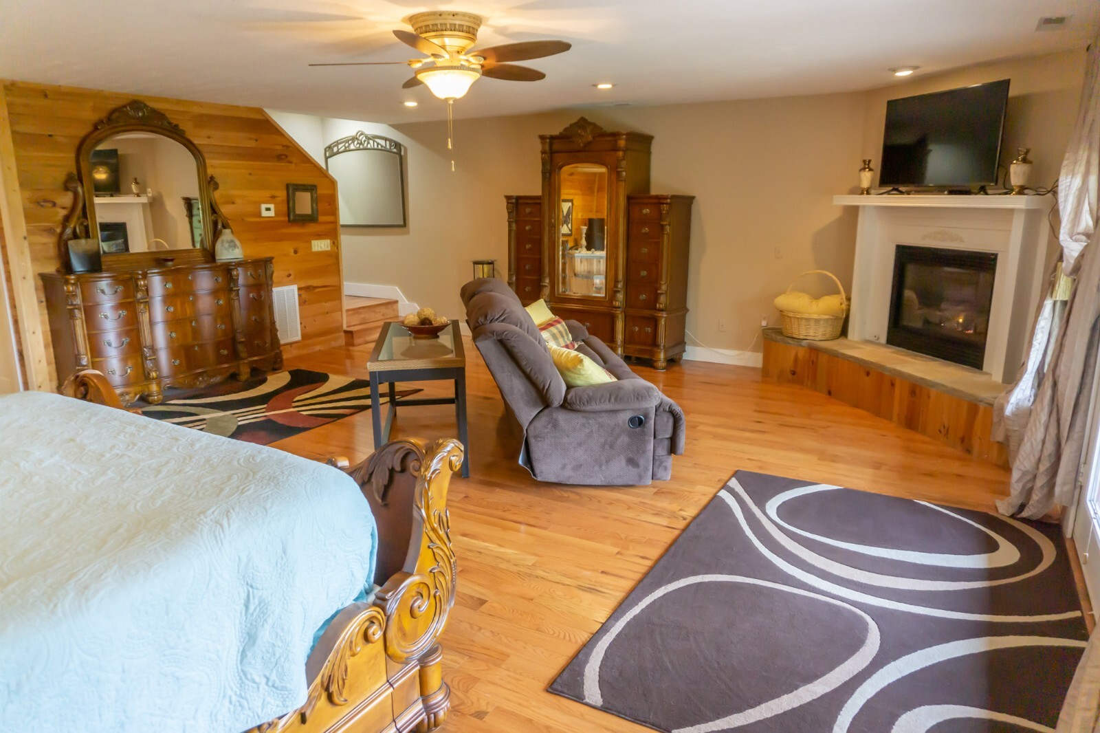 Smoky Mountain Splendor Sevierville TN, 2 BR, 3 bath, wrap around porch 2/3 acre