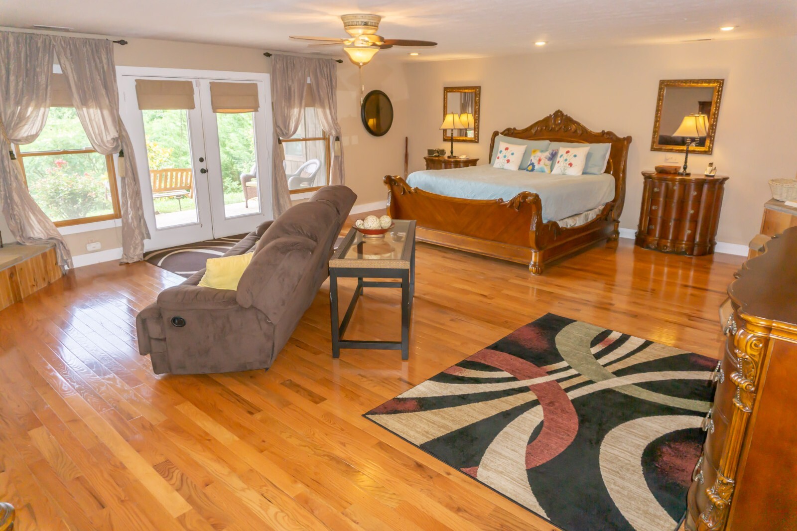 Smoky Mountain Splendor Sevierville TN, 2 BR, 3 bath, wrap around porch 2/3 acre