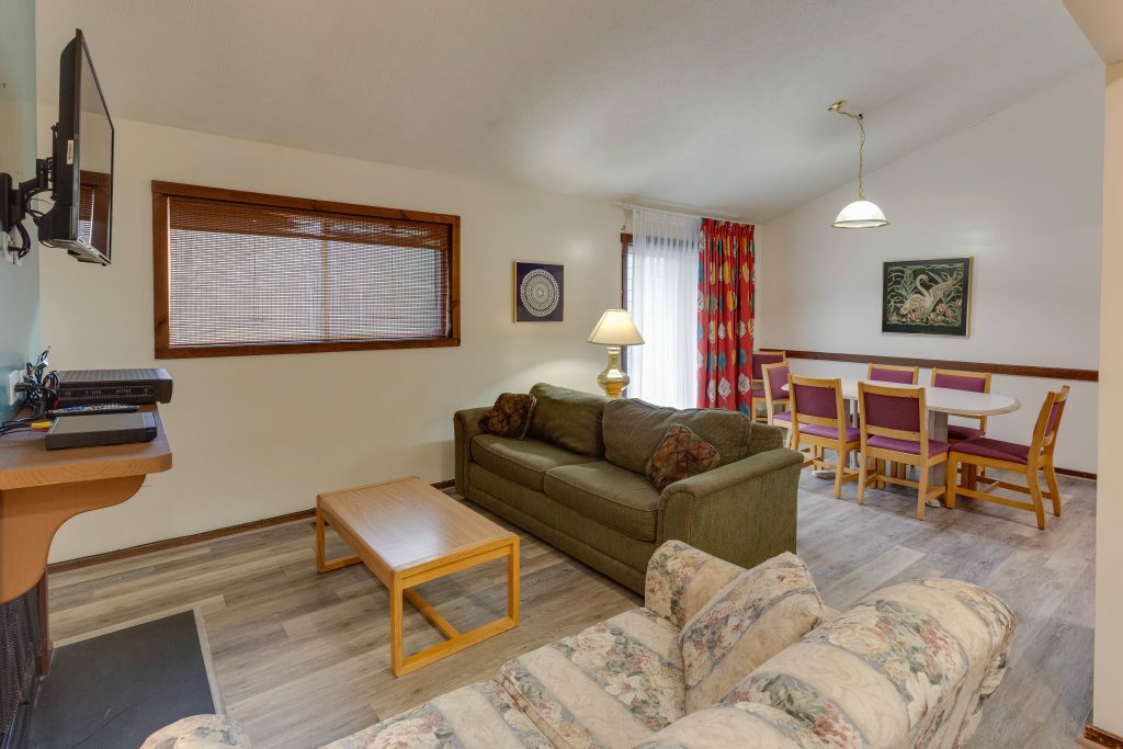 Sept 25-Oct 2~Virginia CHALET HIGH RESORT~ Basye, VA,~2 BR MOUNTAIN CHALET SLP 6