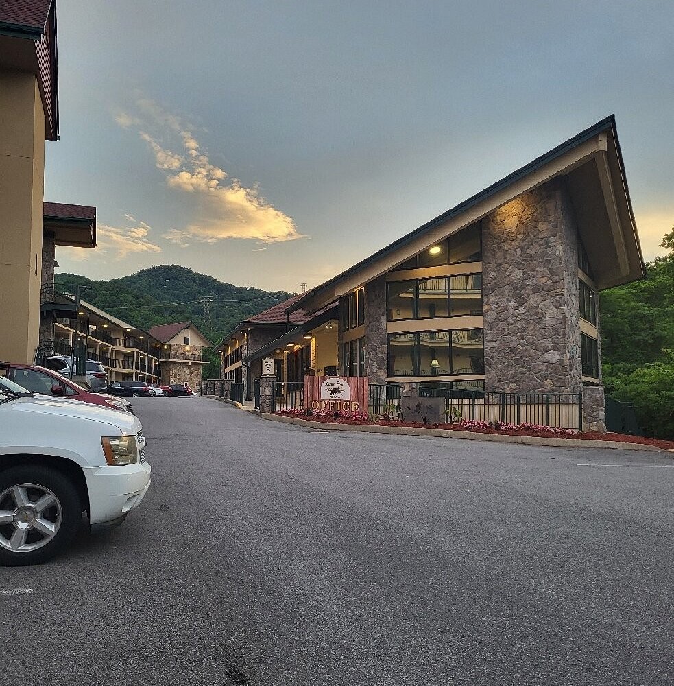 JUNE WEEKS -Laurel Point Resort Smoky Mountains!~ Gatlinburg, TN 2BR/SLPS 6