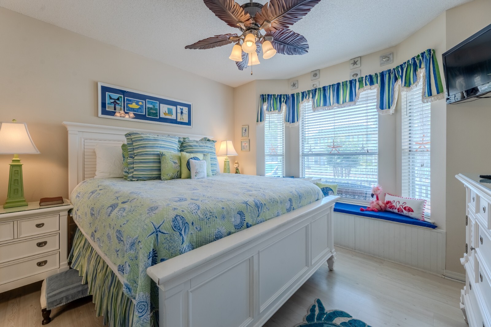 Vacation Rentals Destin FL3 bed, 2 bath private pool golf cart 2 blocks to beach