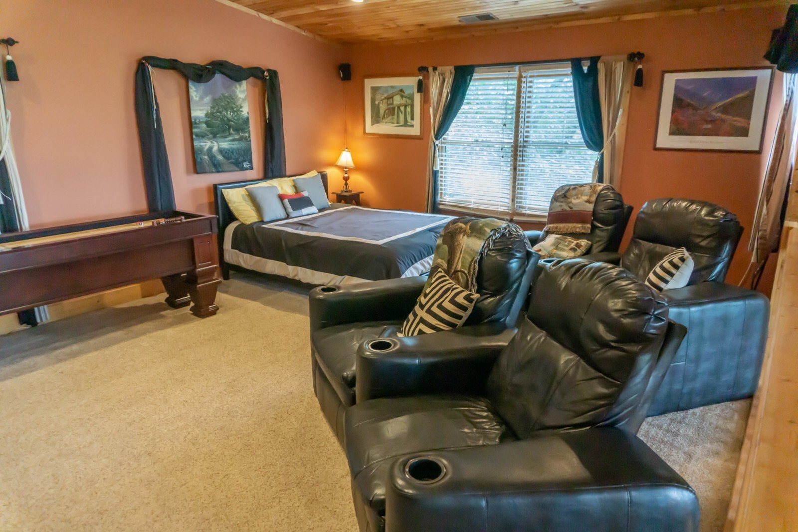 Smoky Mountain Splendor Sevierville TN, 2 BR, 3 bath, wrap around porch 2/3 acre