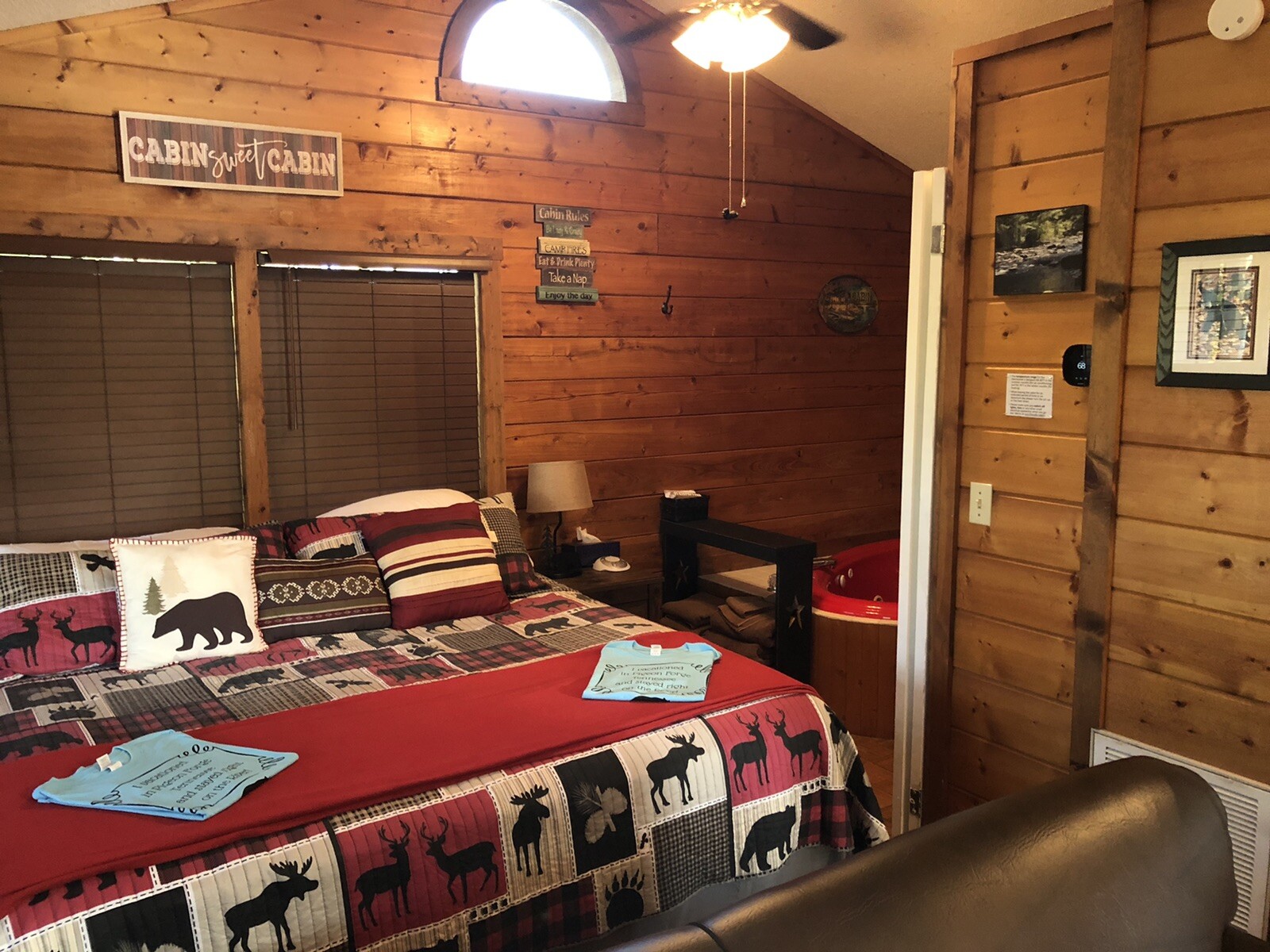 Amazing River View! River Rush- Cozy Riverfront Cabin- 5 Mi to Pigeon Forge