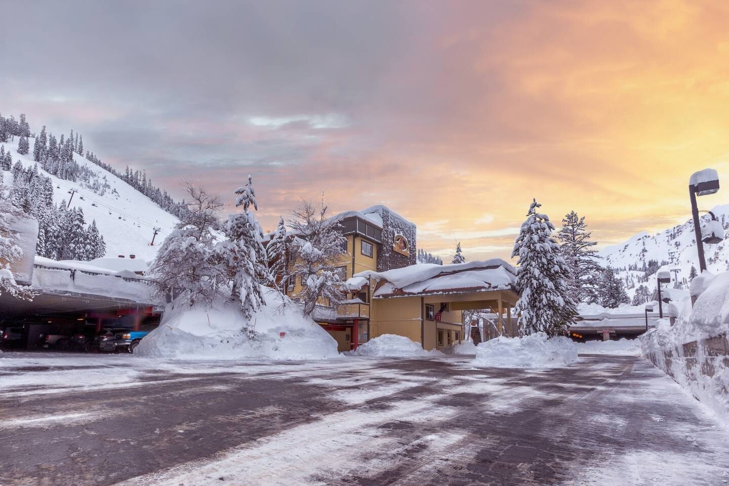 Olympic Valley / Palisades Tahoe, CA Red Wolf Lodge Studio June 14-21