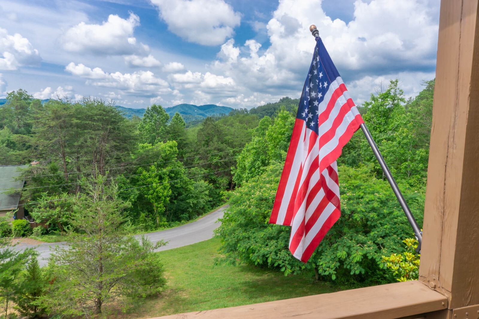 Smoky Mountain Splendor Sevierville TN, 2 BR, 3 bath, wrap around porch 2/3 acre